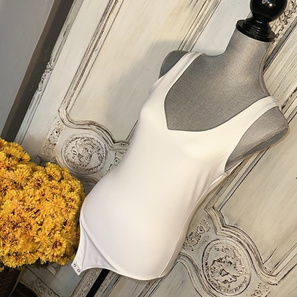 Abercrombie & Fitch Soft A&F Collection White Deep V Neck Sleeveless Bodysuit M - Picture 3 of 10